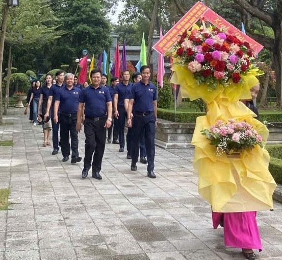 Dâng hương tại  Khu di tích Kim Liên